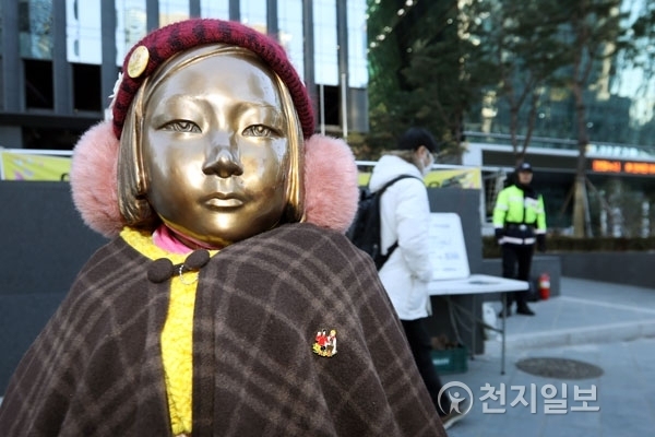 [천지일보=박완희 기자] 서울 아침 최저 기온이 영하 12.3도로 올 겨울 들어 가장 추운 날씨를 보인 12일 오전 서울 종로구 구일본대사관 앞 소녀상이 귀도리를 착용한 채 굳건히 자리를 지키고 있다. 이날 기상청에 따르면 실제 체감온도는 영하 20도 가까이 내려갔다. 2017.12.12