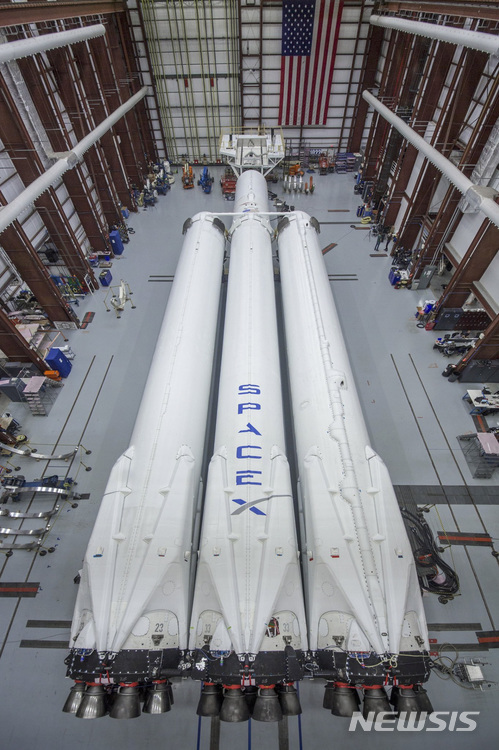 스페이스X사의 초대형 새 로켓 팰컨이 지난해 12월 20일 플로리다주 케이프 커내버럴 미 공군기지 내 한 건물 안에 놓여있다. 이 로켓은 1월 중 발사될 예정이다. (출처: 뉴시스)