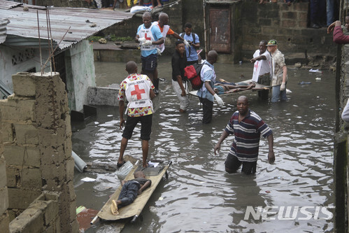 【킨샤사=AP/뉴시스】아프리카 콩고민주공화국의 수도 킨샤사에서 지난 3일(현지시간) 폭우에 따른 홍수와 산사태로 44명이 숨졌다. 지난 4일(현지시간) 구조대원들이 희생자의 시신을 수습하고 있다. 2018.01.06