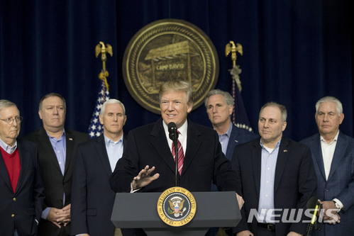 도널드 트럼프 미국 대통령이 6일(현지시간) 캠프 데이비드에서 열린 공화당 지도자와 각료 대회 이후 기자회견을 하고 있다. (출처: 뉴시스)