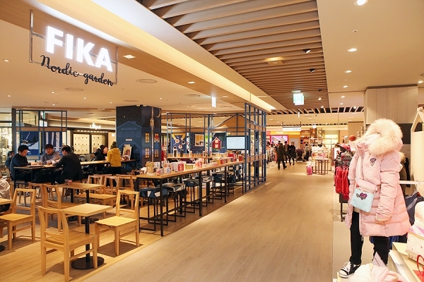 리뉴얼 오픈한 현대백화점 천호점 FIKA 카페 전경. (제공: 현대백화점)