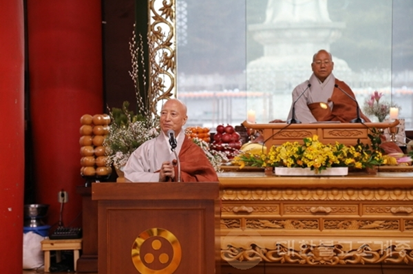 8일 대구 동화사 통일대불전에서 열린 신년하례식에서 설정스님이 (앞) 인사말을 전하고 있다. 뒤로 진제스님이 단 위에 자리하고 있다. (출처: 대한불교조계종)
