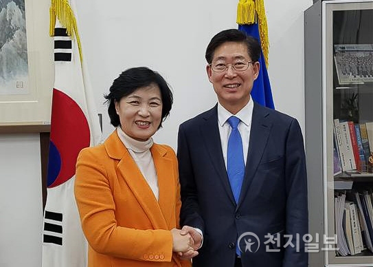 충남도지사 출마를 선언한 양승조 국회의원이 지난 4일 더불어민주당 추미애 당 대표와 만남의 자리에서 악수를 하고 있다. (제공: 양승조 의원실) ⓒ천지일보(뉴스천지) 2018.1.8