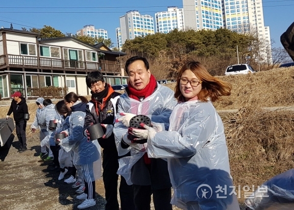 천안시 동남구 리틀야구단 선수들이 지난 6일 십시일반으로 모은 돈으로 연탄 1000여장을 마련하고 고사리 같은 손으로 배달 봉사 활동을 했다. (제공: 동남구 리틀야구단) ⓒ천지일보(뉴스천지) 2018.1.8