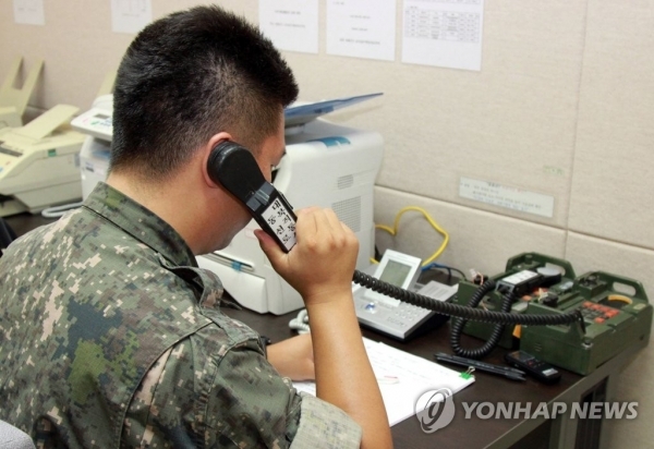 지난 2013년 9월 단절됐던 서해지구 군 통신선 복원을 위해 시험통화를 하고 군 관계자. (출처: 연합뉴스)