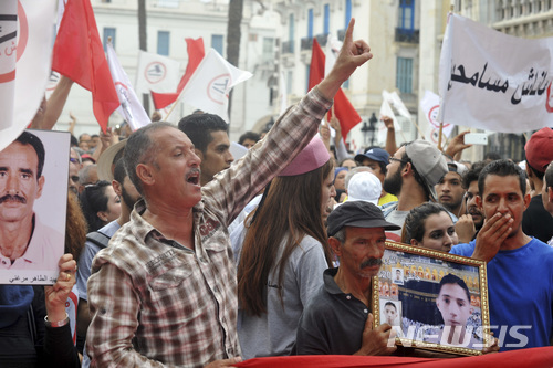 【튀니스=AP/뉴시스】튀니지에서 8일 정부의 긴축정책에 항의하는 시위 도중 1명이 사망하는 사건이 발생했다. 사진은 2017년 9월 16일 튀니지 수도 튀니스에서 2011년 민주화 혁명 이전 정권의 부패 사범 사면을 반대하는 시위가 진행되고 있는 모습.