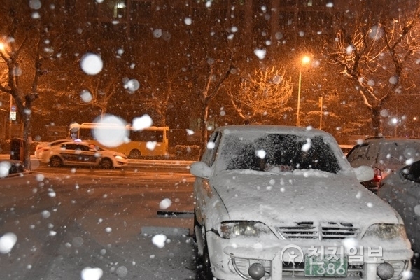 대전 충남지역에 대설주의보가 내린 가운데 대전시 서구 탄방동에 9일밤 11시 현재 많은 눈이 내리고 있다. ⓒ천지일보(뉴스천지) 2018.1.9
