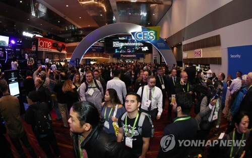 (라스베이거스=연합뉴스) = 세계 최대 가전·IT 박람회인 ‘CES(Consumer Electronics Show) 2018’가 개막한 9일 오전(현지시간) 미국 라스베이거스 컨벤션센터(LVCC)에서 관람객들이 부스를 둘러보고 있다.
