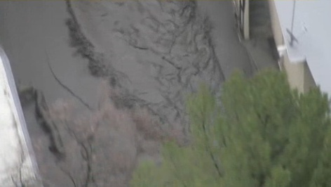 미국 캘리포니아주 몬테시토에 폭풍우로 인한 대형 산사태가 발생해 흙더미가 집들 사이로 흘러가는 모습 (출처: NBC TV)