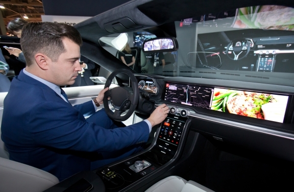 삼성전자가 8일(현지시간) 미국 라스베이거스에서 열린 2018 CES(국제전자제품박람회) 삼성전자 부스에서 삼성전자 모델이 차량용 '디지털 콕핏'을 시연하고 있다. (제공: 삼성전자)