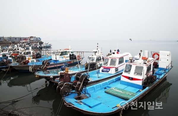 오이도 빨간 등대 인근에 선박해 있는 어선 ⓒ천지일보(뉴스천지) 2018.1.12