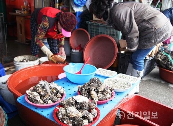 해산물을 판매하는 상인의 모습, 예로부터 오이도는 전형적인 어촌마을이었다. ⓒ천지일보(뉴스천지) 2018.1.12