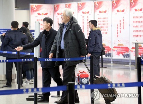 북한의 평창 동계올림픽 참가를 논의하기 위해 국제올림픽위원회(IOC) 본부가 있는 스위스 로잔을 방문했던 장웅 북한 IOC 위원이13일 오전 중국 베이징 서우두 국제공항을 경유해 평양으로 떠나고 있다. (출처: 연합뉴스)