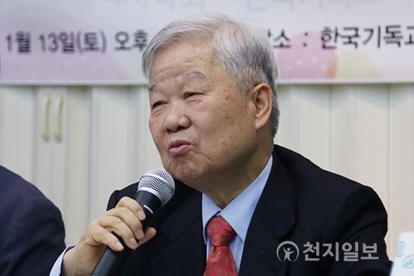 [천지일보=이지솔 기자] 한국기독교역사학회가 13일 오후 서울 마포구 한국기독교역사연구소 세미나실에서 ‘한국 기독교 원로와의 대화’를 주제로 학술발표회를 연 가운데 북한교회연구원 원장 겸 성화감리교회 유관지 원로목사가 발언하고 있다. ⓒ천지일보(뉴스천지) 2018.1.13