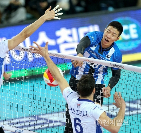 현대캐피탈 신영석이 13일 인천계양체육관에서 열린 도드람 2017-18V리그 대한항공과의 경기에서 속공을 성공시키고 있다. (제공: 현대캐피탈배구단) ⓒ천지일보(뉴스천지) 2018.1.13