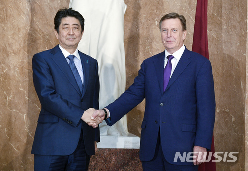 라트비아를 방문한 아베 신조(安倍晉三) 일본 총리(왼쪽)가 13일 리가에서 마리스 쿠친스키 라트비아 총리와의 회담에 앞서 악수하고 있다. 두 정상은 이날 회담에서 대북 압력 강화에 합의했다. (출처: 뉴시스)