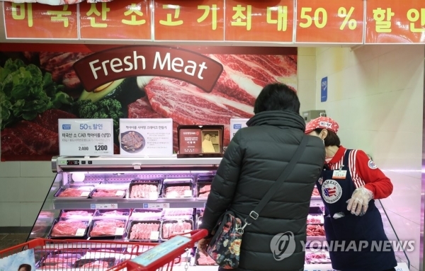 서울 시내 한 대형마트에서 고객들이 미국산 쇠고기를 고르고 있는 모습. (출처: 연합뉴스)