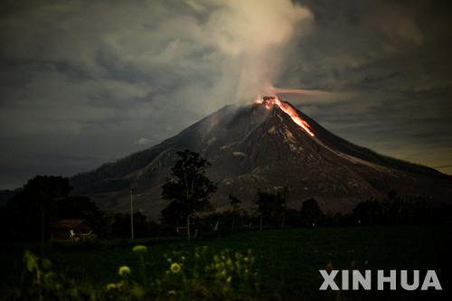 【카로=신화/뉴시스】인도네시아 북 수마트라 카로에 있는 시나붕 화산이 14일 용암과 연기를 내뿜고 있다.