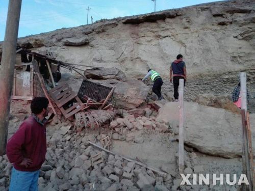 14일(현지시간) 규모 7.1 강진이 발생한 페루 남부 아레키파 주 야우카 지역의 피해현장에서 구조대원들이 수색작업을 하고 있다. (출처: 뉴시스)