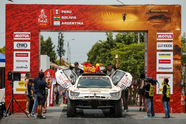 쌍용자동차가 9년 만에 도전한 지옥의 레이스 다카르 랠리(Dakar Rally)에서 ‘티볼리 DKR’를 타고 구간별 코스를 성공적으로 마치며 선전하고 있다.  지난 6일 다카르 랠리 제1구간을 무사히 완주하고 쌍용차팀이 피날레에 들어서고 있다. (제공: 쌍용자동차)