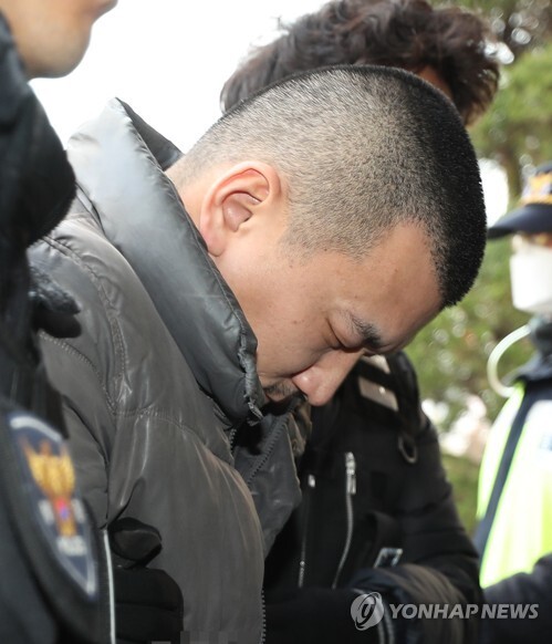 재가한 어머니의 일가족을 살해하고 뉴질랜드로 도피했다가 국내로 송환돼 구속된 김성관(36)씨가 15일 오후 현장검증을 위해 경기도 용인시의 한 아파트로 들어서고 있다. (출처: 연합뉴스)