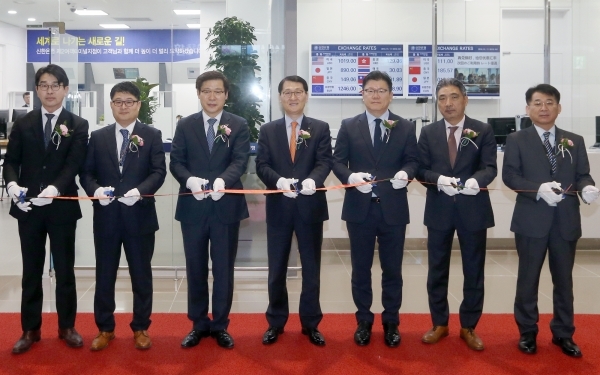 신한은행은 17일 인천국제공항 제2여객터미널 개점행사를 진행했다. (제공: 신한은행)