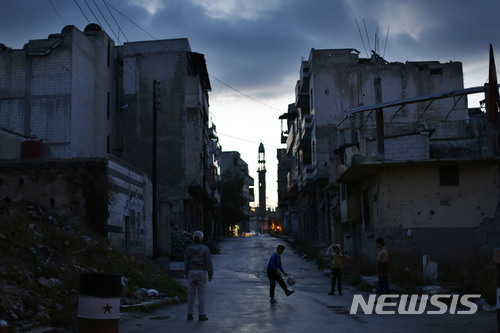 【뉴시스】 반군과 시민 대부분이 시리아 정부군에 쫓겨 철수한 지 4년이 지난 중서부 홈스에서 16일 아이들이 축구 놀이를 하고 있다. 포격과 총성이 멈춘 지 오래됐으나 활기차던 도시에 다시 돌아온 시민들은 별로 없다. 2018. 1. 17.