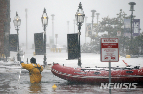 지난 4일(현지시간) 미국 매사추세츠 보스턴에서 강풍에 바닷물이 육지로 유입돼 홍수가 발생한 가운데 한 소방관이 구조작업을 하고 있다. (출처: 뉴시스)