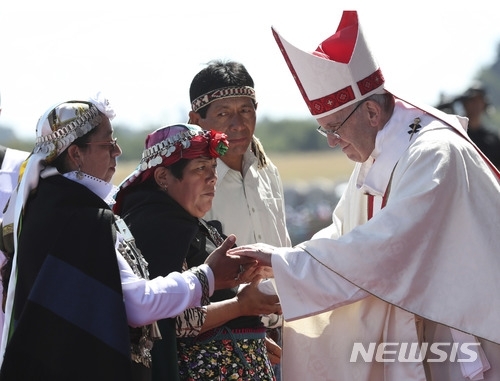 칠레를 방문 중인 프란치스코 교황이 원주민 권리 복원 투쟁을 벌이고 있는 마푸체 인디오들을 만난 자리에서 폭력 대신 “적극적인 비폭력 운동(active nonviolence)”의 길을 걸어가 달라고 당부했다. (출처: 뉴시스) 2018.1.17