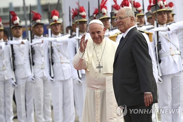 (리마 AP=연합뉴스) 프란치스코 교황(왼쪽)이 18일(현지시간) 페루 리마의 국제공항에 도착해 페드로 파블로 쿠친스키 페루 대통령의 영접을 받고 있다. 