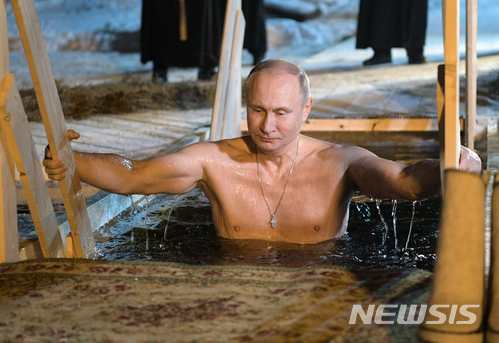 블라디미르 푸틴 러시아 대통령이 19일(현지시간) 스베틀리차 마을에서 셀리거 호수의 얼음을 깨고 물 속에 들어갔다 나오고 있다. (출처: 뉴시스)