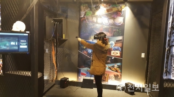 ‘상암 K-live X’에서 VR(가상현실)게임을 즐기고 있는 모습 ⓒ천지일보(뉴스천지) 2018.1.19