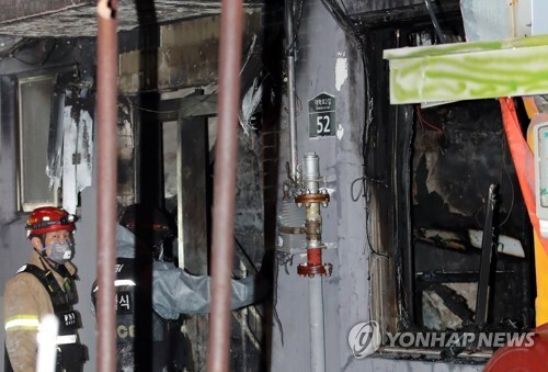 (서울=연합뉴스) 20일 오전 서울 종로구 종로5가의 한 여관에서 방화로 추정되는 불이 나 경찰과 소방 관계자들이 화재 조사를 하고 있다. 이날 불로 건물에 있던 5명이 숨지고 4명이 다쳐 병원으로 실려갔다.