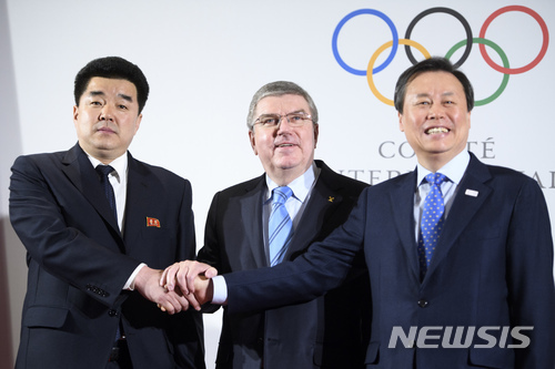 도종환 문화체육관광부 장관(오른쪽)과 토머스 바흐 국제올림픽위원회(IOC) 위원장(가운데), 김일국 북한 체육상(왼쪽)이 20일(현지시간) 스위스 로잔에서 열린 남북 올림픽 참가회의 직후 결과를 발표하고 있다. IOC는 이번 평창 동계올림픽에 북한이 선수 22명, 임원·코치 24명 등 46명의 선수단을 파견한다고 밝혔다. (출처: 뉴시스)