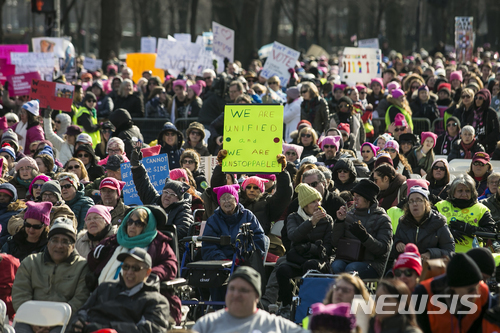 【시카고=AP/뉴시스】 20일(현지시간) 미국 시카고 그랜드 파크에서 시위자들이 반(反) 트럼프 시위인 '여성들의 행진'에 참가하고 있다. 트럼프 대통령 취임 1주년인 이날 미국 전역에서 수백만명의 시민들이 이민, 낙태 등에 관한 그의 정책에 반대하는 가두시위를 벌였다.