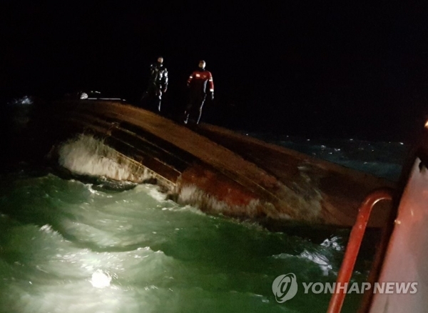 21일 인천해양경찰서에 따르면 전날 오후 11시 59분께 인천시 옹진군 백령도 북서방 NLL 인근 해상에서 중국어선으로 추정되는 선박 1척이 전복된 채 발견됐다. (출처: 연합뉴스)
