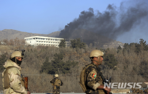 【카불=AP/뉴시스】아프가니스탄 정부군이 21일 카불에 있는 인터콘티넨탈 호텔에서 인질극을 무장괴한들과 대치 중 호텔 주변을 지키고 있다.