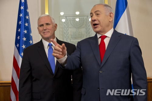 22일 이스라엘의 베냐민 네타냐후 총리(오른쪽)가 미국의 마이크 펜스 부통령을 맞이하면서 기자들에게 흥분된 얼굴로 말하고 있다. 트럼프 미 대통령의 예루살렘 수도 인정에 총리는 아직도 감격을 주체하지 못하고 있다. (출처: 뉴시스)