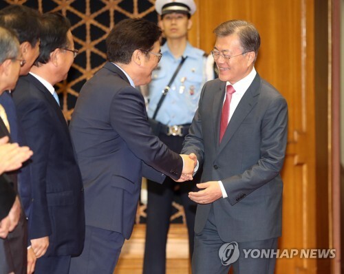 악수하는 문재인 대통령과 우원식 원내대표. (출처: 연합뉴스)