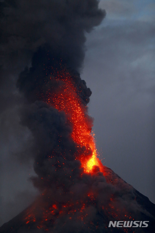 【레가스피=AP/뉴시스】필리핀 알바이주 레가스피에서 23일 마욘 화산에서 용암과 검은 화산재가 치솟는 모습이 보이고 있다.