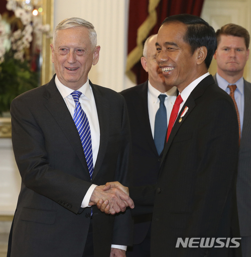 제임스 매티스 미국 국방장관이 23일 인도네시아 자카르타를 방문해 조코 위도도 대통령과 악수하고 있다. (출처: 뉴시스)