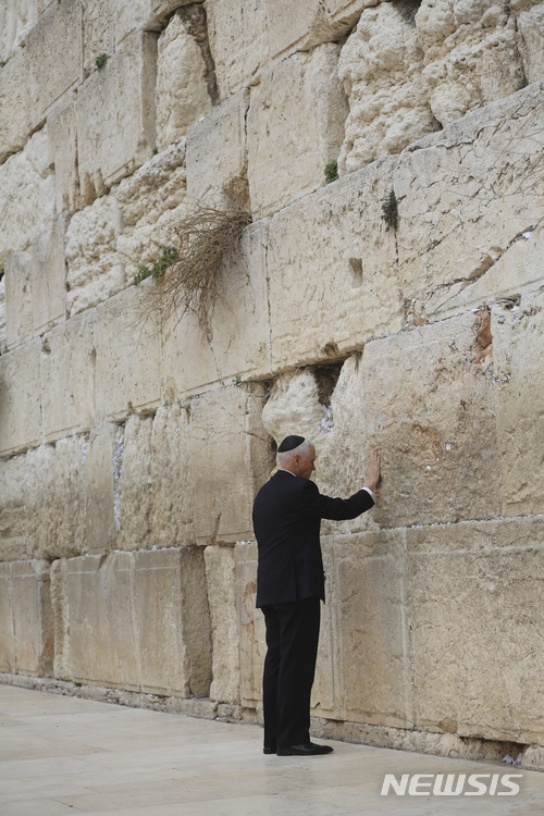 【예루살렘=AP/뉴시스】마이크 펜스 미국 부통령이 23일(현지시간) 예루살렘을 방문해 '통곡의 벽' 에 손을 대고 있다.