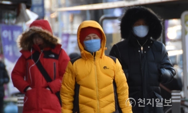 올겨울 최저 기온 영하 15.4도를 기록한 24일 오전 대전시 시민들이 출근하고 있다. ⓒ천지일보(뉴스천지) 2018.1.24