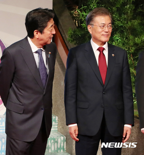 아베 신조 일본 총리(왼쪽)와 문재인 대통령. (출처: 뉴시스)