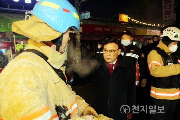박종철  의정부시의회 의장이 지난 23일 오후에 발생한 의정부제일시장 상가밀집지역 화재 현장을 살펴보고 있다.ⓒ천지일보(뉴스천지) 2018.1.24