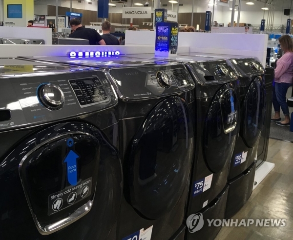 사진은 세탁기 세이프가드 논란이 한창이던 지난 해 말 로스앤젤레스 인근의 한 도시 전자제품 판매장에서 삼성전자 등의 세탁기들을 둘러보는 미국 시민들 모습. (출처: 연합뉴스)
