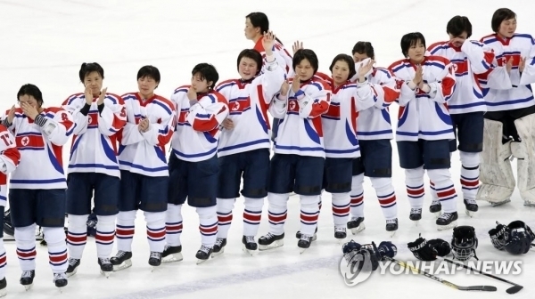 지난해 4월 강원 강릉 관동하키센터에서 열린 2017 국제아이스하키연맹 여자 세계선수권 대회에 참가한 북한 여자 아이스하키 대표팀. (출처: 연합뉴스)