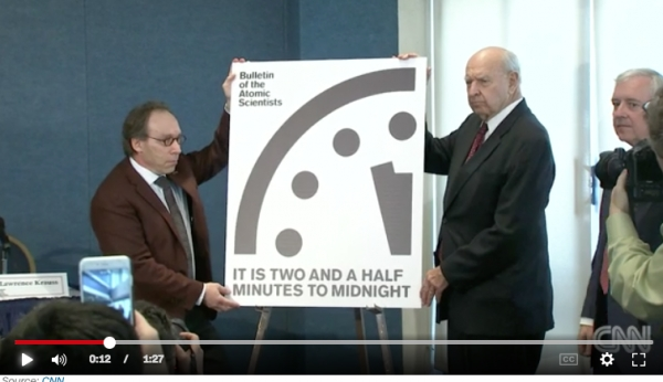 지난해 1월 26일(현지시간) 로렌스 크라우스 핵과학자회보 의장 등이 워싱턴 내셔널프레스클럽에서 기자회견을 열고 지구종말시계가 자정 2분 30초 전이라고 발표하고 있다. (출처: CNN 방송 캡처)