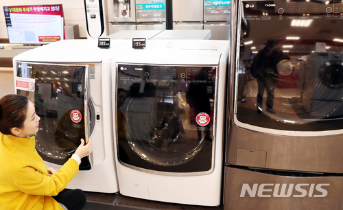 미국이 22일(현지시간) 삼성·LG 등 외국산 세탁기와 태양광 패널에 대한 세이프가드(긴급수입제한조치) 발동을 결정한 가운데 지난 23일 서울의 한 대형마트에서 소비자가 세탁기를 살펴보고 있다. (출처: 뉴시스)