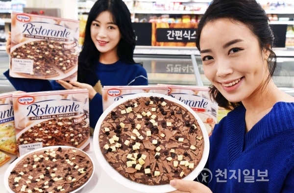 모델들이 25일 서울 등촌동 홈플러스 강서점에서 리스토란테 초콜릿 피자를 선보이고 있다. (제공: 홈플러스) ⓒ천지일보(뉴스천지) 2018.1.25